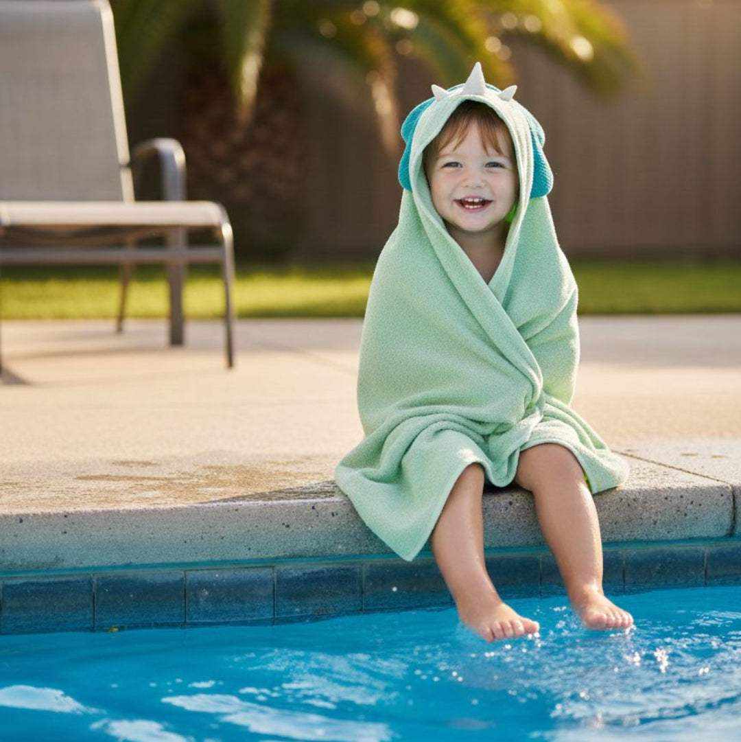 Hooded bath towel for kids with dinosaur design, soft absorbent microfiber, suitable from birth to 3 years